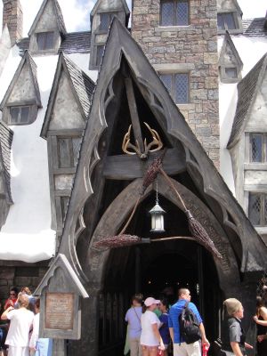 Three Broomsticks - by The Conmunity - Pop Culture Geek - Wikimedia